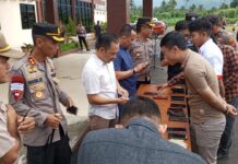 AKBP Sugeng Setyo Budhi SIK M.Tr Opsla (kedua dari kiri), tampak pantau langsung pemeriksaan telepon seluler atau ponsel milik para anggotanya, di lapangan utama Polres Boltim, Kamis 20 Juni 2024. (Foto.Ist/Humas Polres Boltim)