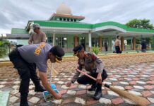 Tampak Kapolres Boltim AKBP Sugeng Setyo Budhi SIK, M.Tr. Opsla (kanan), turun tangan langsung ambil bagian pada baksos religi, Jumat 21 Juni 2024. (Foto.Ist/Humas Polres Boltim)