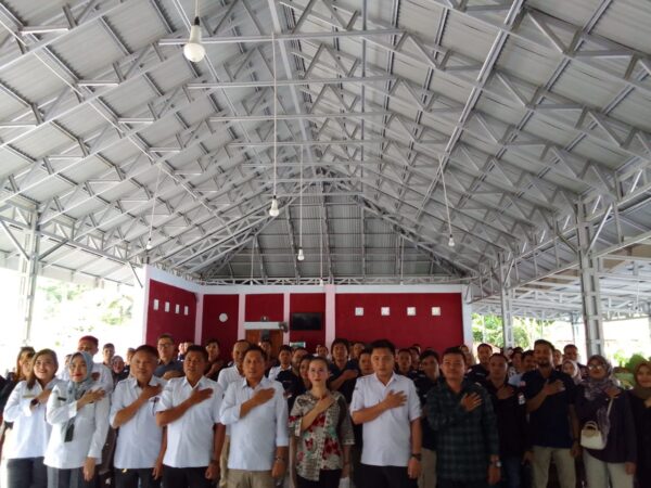 Foto jajaran KPU Bolmong usai rakor advokasi hukum bersama anggota PPK se Bolaang Mongondow, di Aula Totabuan Blessing, Desa Tungoi, Kecamatan Lolayan, Kabupaten Bolmong, Senin 29 Juli 2024. (Foto.Wandi Ginoga/timurexpress.co)