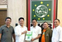SK PKB Ditangan, Wenny – Rendy Tancap Gas Pilkada Kotamobagu Didampingi Ketua DPC PKB Kotamobagu Jusran Deby Mokolanot (kedua dari kanan) dan Wakil Ketua DPW PKB Sulawesi Utara Dani Iqbal Mokoginta (kanan), Wenny Gaib - Rendy Mangkat, saat menerima SK, di Kantor DPP PKB, Jumat 9 Agustus 2024. (foto. Toni Mokolanut)
