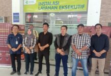 KPU Boltim Kawal Langsung Proses Tes Kesehatan Paslon Pilkada 2024 Jajaran KPU Boltim dan Bawaslu saat foto bersama di RS Kandou, Sabtu, 31 Agustus 2024. (foto.dok.timurexpress.co)