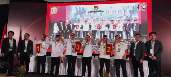 KPU Bolmong gelar rapat pleno terbuka pengundian dan penetapan nomor urut Bupati dan Wakil Bupati pada Pilkada Bolmong di Gedung Convention Hall Yadika, Kopandakan II, Kecamatan Lolayan, Kabupaten Bolaang Mongondow (Bolmong), Senin 23 September 2024.(foto.Wandi/timurexpress.co)