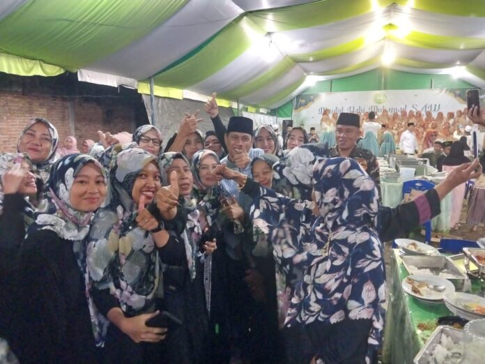 Tampak dr Weny Gaib jadi rebutan foto Selfie Ibu-ibu Majelis Ta'Lim Nurul Mahabbah Mogolaing, Rabu 4 September 2024. (foto.yudi/timurexpress.co)