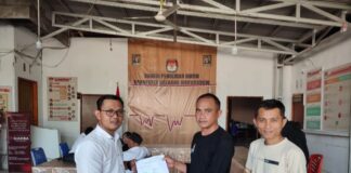 Tampak KPU Bolmong saat menerima aduan atau tanggapan masyarakat yang diserahkan JPPR, di Kantor Sekretariat KPU Bolmong, Sabtu 21 September 2024. (foto.Budi/JPPR)