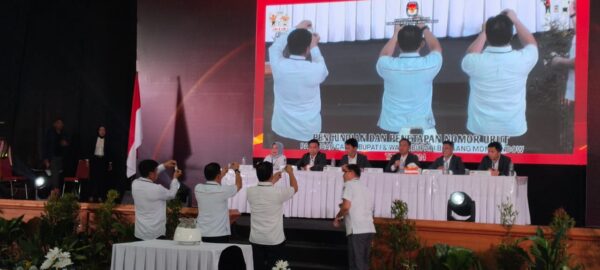 KPU Bolmong gelar rapat pleno terbuka pengundian dan penetapan nomor urut Bupati dan Wakil Bupati pada Pilkada Bolmong di Gedung Convention Hall Yadika, Kopandakan II, Kecamatan Lolayan, Kabupaten Bolaang Mongondow (Bolmong), Senin 23 September 2024.(foto.Wandi/timurexpress.co)