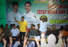 Pasangan The Winner (Weny - Rendy) saat Kampanye Bersahabat di Desa Poyowa Kecil, Kecamatan Kota Selatan, Selasa 8 Oktober 2024. (foto.yudi/timurexpress.co)