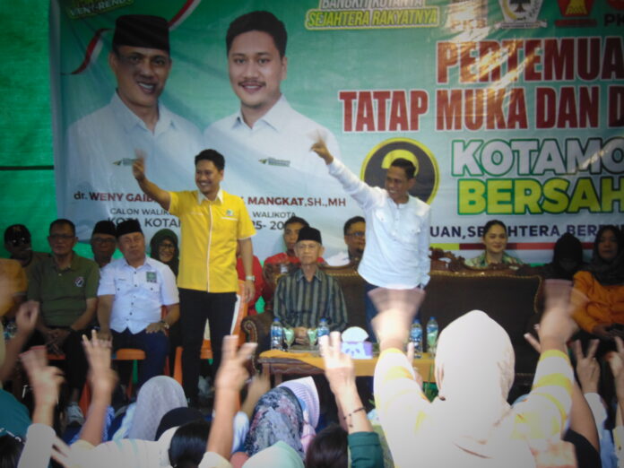 Pasangan The Winner (Weny - Rendy) saat Kampanye Bersahabat di Desa Poyowa Kecil, Kecamatan Kota Selatan, Selasa 8 Oktober 2024. (foto.yudi/timurexpress.co)