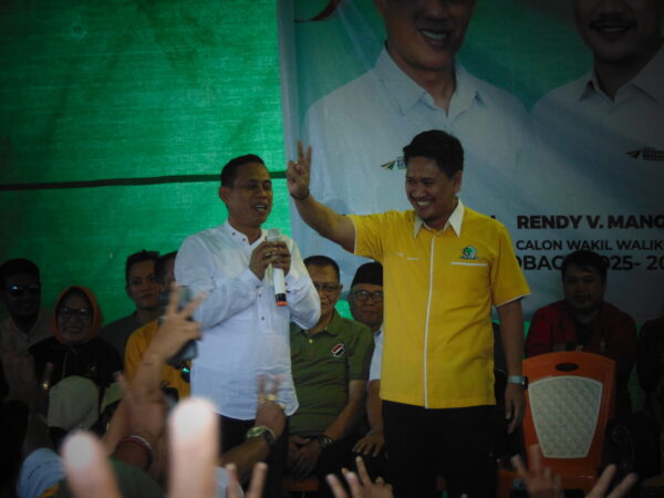 Pose dua jari Calon Wakil Wali Kota Kotamobagu nomor urut 2, Rendy Virgiawan Mangkat di Kampanye Bersahabat The Winner, di Desa Poyowa Kecil, Kecamatan Kota Selatan, Selasa 8 Oktober 2024. (foto.yudi/timurexpress.co)