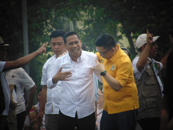 Momen manis Aditya Didi Moha (kanan), saat merangkul Weny Gaib di panggung kampanye akbar YSK Victory, lapangan Molinow, Kecamatan Kotamobagu Barat, Kota Kotamobagu, Sabtu 12 Oktober 2024. (foto.yudi /timurexpress.co)