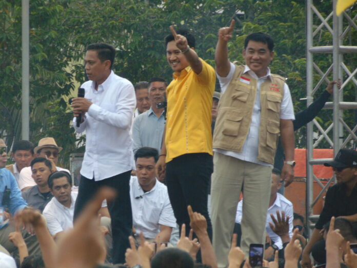 timurexpress.co Weny-Rendy saat di kampanye akbar YSK Victoy, di lapangan olahraga Molinow, Kecamatan Kotamobagu Barat, Kota Kotamobagu, Sabtu 12 Oktober 2024, sore. (foto.yudi/timurexxpress.co)