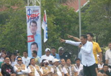 The Winner Sampaikan Orasi Politik di Kampanye Akbar YSK Victory Weny-Rendy saat di kampanye akbar YSK Victoy, di lapangan olahraga Molinow, Kecamatan Kotamobagu Barat, Kota Kotamobagu, Sabtu 12 Oktober 2024, sore. (foto.yudi/timurexxpress.co)