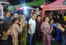 ‘Serbu’ Weny Gaib, Emak-emak Mongkonai: The Winner Idola Pilwako dan Harapan Baru Kotamobagu Tampak Calon Wali Kota Kotamobagu nomor urut 2, dr Weny Gaib Sp.M, saat dikerumuni emak-emak untuk foto bersama, Selasa 1 Oktober 2024. (foto.yudi/timurexpress.co)