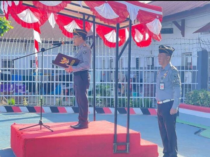 Karutan Kotamobagu Aris Supriyadi saat memimpin upacara peringatan Hari Kesaktian Pancasila, di lapangan utama Rutan, Selasa 1 Oktober 2024. (foto.Ilham/Rutan Kotamobagu)