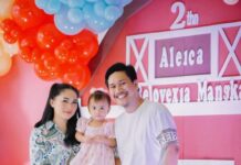 Sosok Istri RVM yang Support Penuh Sang Suami di Pilwako Kotamobagu 2024 Momen kebahagiaan Resty Ava Somba (kiri), bersama Rendy Virgiawan Mangkat (kanan), saat merayakan HUT ke - 2 untuk putri tercinta.(foto.Andong/RVM)