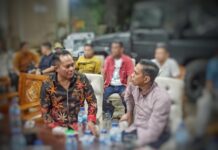 Revan Sahputra Bangsawan All Out Pasangan The Winner di Pilwako Kotamobagu 2024 Tampak suasana keakraban, dr Weny Gaib (kanan) saat berbincang - bincang bersama Revan Sahputra Bangsawan (kiri) di kediamannya, Kotamobagu, Kamis 10 Oktober 2024. (foto.yudi/timurexpress.co)