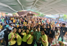 “Baay-baay” Moyag Induk Doakan Weny Gaib di Pilwako Kotamobagu 2024 Momen foto bersama dr Weny Gaib bersama ratusan warga Moyag Induk, Kecamatan Kotamobagu Timur, Kota Kotamobagu, Rabu 16 Oktober 2024. (foto.yudi/timurexpress.co)