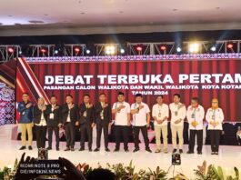 Momen jajaran KPU Kotamobagu dan para paslon Pilwako Kotamobagu foto bersama usai debat publik pertama, di Sutan Raja Hotel Kotamobagu, Sabtu 19 Oktober 2024, malam.(foto.yudi/timurexpress.co)