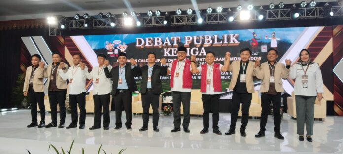 Momen foto bersama jajaran Komisioner KPU Bolmong dan Ketiga Paslon di debat publik ketiga Pilkada Bolmong 2024, Sutan Raja Hotel Kotamobagu, Senin 18 November 2024. (foto.Wandi/timurexpress.co)