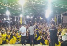 Dokter Weny Optimis Menang Pilkada Kotamobagu 2024 Tampak antusiasme simpatisan The Winner saat menghadiri Kampanye Bersahabat The Winner, di Lapangan Olahraga, Kelurahan Mogolaing, Kecamatan Kotamobagu Barat, Kota Kotamobagu, Jumat 8 November 2024, malam. (foto.yudi/timurexpress.co)