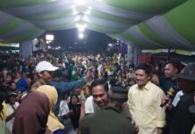 Warga Pobundayan Sambut Antusias Weny – Rendy di Kampanye Bersahabat The Winner Suasana penyambutan pasangan The Winner di Kampanye Bersahabat, Kelurahan Pobundayan, Kotamobagu Selatan, Jumat 22 Oktober 2024. (foto.yudi/timurexpress.co)