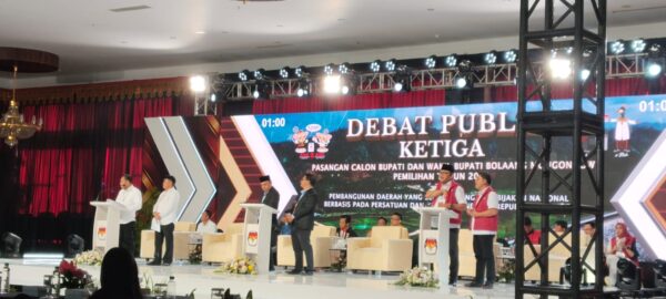 Tampak Ketiga Paslon Pilkada Bolmong 2024 di debat publik ketiga, Sutan Raja Hotel Kotamobagu, Senin 18 November 2024. (foto.Wandi/timurexpress.co)
