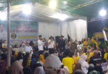 Orasi Politik Jainudin Damopolii (kiri) dan Risnan Bibisa (kanan), di Kampanye Bersahabat The Winner, Lapangan Olahraga Mogolaing, Kecamatan Kotamobagu Barat, Kota Kotamobagu, Jumat 8 November 2024, malam. (foto.yudi/timurexpress.co)