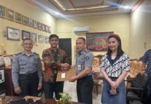 Karutan Kotamobagu Aris Supriyadi (kanan) dan Kepala Cabang BRI Kotamobagu Arya, usai penandatanganan PKS bersama di ruang kerja Karutan Kotamobagu, 12 Februari 2025. (Foto.Rutan Kotamobagu)
