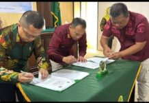 Karutan Kotamobagu Aris Supriyadi (tengah), bersama Kakan PN Kotamobagu (kiri), saat melakukan penandatanganan PKS, di Aula Kantor Pengadilan Agama Kotamobagu, Kamis 13 Februari 2025. (foto.Ilham/Rutan Kotamobagu)