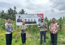 Karutan dampingi Kakanwil Tinjuan Lahan Ketahan Pangan Rutan Kotamobagu Kakanwil Ditjen Pemasyarakatan Sulut Tonny Nainggolan dan Karutan Kotamobagu, saat tunjukan hasil tanam jagung, melalui Program Ketahanan Pangan Rutan Kotamobagu, Jumat 14 Februari 2025. (Foto.Ilham/Rutan Kotamobagu)