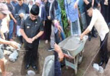 Abdullah Pimpin Peletakan Batu Pertama Pembangunan Masjid Baitul Hidayah Desa Moyag Todulan Tampak Penjabat Wali Kota Kotamobagu Abdullah Mokoginta (kiri) bersama Sangadi Moyag Todulan Roliadi Modeong, saat melakukan peletakan batu pertama pembangunan Masjid Baitul Hidayah, Desa Moyag Todulan, Kecamatan Kotamobagu Timur, Jumat 14 Februari 2025. (Foto.Pemdes Moyag Todulan)