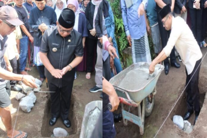 timurexpress.co Tampak Penjabat Wali Kota Kotamobagu Abdullah Mokoginta (kiri) bersama Sangadi Moyag Todulan Roliadi Modeong, saat melakukan peletakan batu pertama pembangunan Masjid Baitul Hidayah, Desa Moyag Todulan, Kecamatan Kotamobagu Timur, Jumat 14 Februari 2025. (Foto.Pemdes Moyag Todulan)