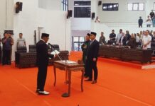 Tampak Ketua DPRD Kotamobagu Adrianus Mokoginta, saat mengambil sumpah janji jabatan Anggota PAW DPRD Kotamobagu Stewart Adityo Pantas (Nasdem) di Gedung DPRD Kotamobagu, 6 Februari 2025. (foto.Ist/timurexpress.co)