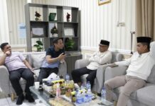 Tampak momen Ketua DPRD Kotamobagu Adrianus Mokoginta, Wali Kota Kotamobagu Weny Gaib, Kajari Kotamobagu Elwin Agustian Khahar dan Dandim 1303 Bolaang Mongondow (Bolmong), saat berdiskusi terkait pasar senggol Kotamobagu, di ruang kerja Ketua DPRD Kotamobagu, Minggu 17 Maret 2025. (foto.Ist/timurexpress.co)