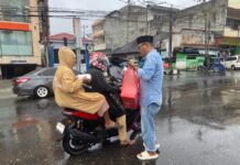 Momen RSB Berbagi Takjil berbuka puasa kepada salah satu pengendara motor yang melintas di depan Bundaran Paris Kotamobagu, Jumat 21 Maret 2025. (foto.yudi/timurexpress.co)