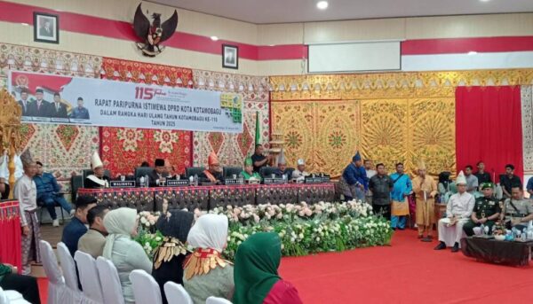 Rapat Paripurna DPRD Kotamobagu dalam rangka HUT Kotamobagu ke 115, di Gedung DPRD Kotamobagu, 20 Januari 2025. (foto.Ist/timurexpress.co)