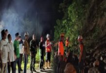 Walikota Kotamobagu Weny Gaib dan rombongan gerak cepat tinjau lokasi longsor, Jalan AKD, Kelurahan Mongkonai, Kecamatan Kotamobagu Barat, Kota Kotamobagu, Minggu, 9 Maret 2025. (foto.Ist/BPD Kotamobagu)