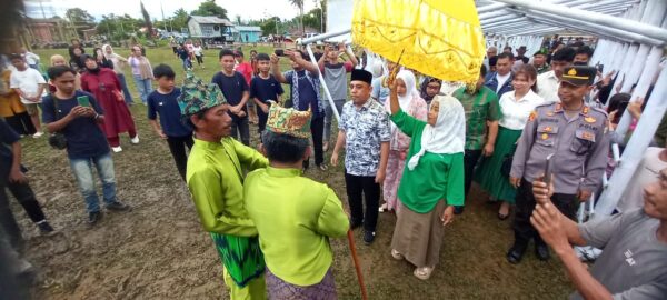 Tampak Bupati Bolmong Yusra Alhabsyi bersama rombongan, disambut secara adat di acara Mongalupa Desa Kinomaligan, Kecamatan Dumoga Tengah, Kabupaten Bolmong. (foto.yudi/timurexpress.co)