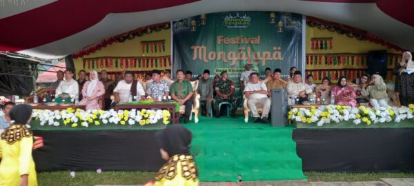 Bupati Bolmong Yusra Alhabsyi bersama rombongan, di acara Mongalupa Desa Kinomaligan, Kecamatan Dumoga Tengah, Kabupaten Bolmong. (foto.yudi/timurexpress.co)