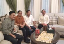Momen foto bersama Bupati Bolmong Yusra Alhabsyi, Walikota Weny Gaib, Wakil Walikota Kotamobagu Rendy Virgiawan Mangkat dan Anggota DPRD Provinsi Sulut Muliadi Paputungan, di Open House kediaman bupati bolmong, lalow, kecamatan Lolak, Kabupaten Bolmong, 3 April 2025. (foto.yudi/timurexpress.co)