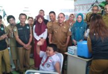 Bupati Bolmong Yusra Alhabsyi, canangkan Bulan Imunisasi Anak Sekolah (BIAS) dan Cek Kesehatan Gratis (CKG), di SD Negeri 1 Mongkoinit, Selasa 5 Agustus 2025.(foto.yudi/timurexpress.co)