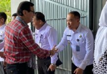Karutan Kotamobagu Aris Supriyadi (kanan), saat menyalami Anggota Komisi XIII Yasonna Laoly (kiri), 10 April 2025.(foto.Ist/Rutan Kotamobagu)