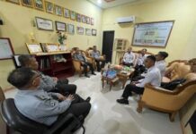 Tampak PJU Rutan saat menerima Tim Fasilitator Kanwil Sulut di ruang kerja Karutan Kotamobagu, 24 Juli 2024. (foto.Ilham/Rutan Kotamobagu)