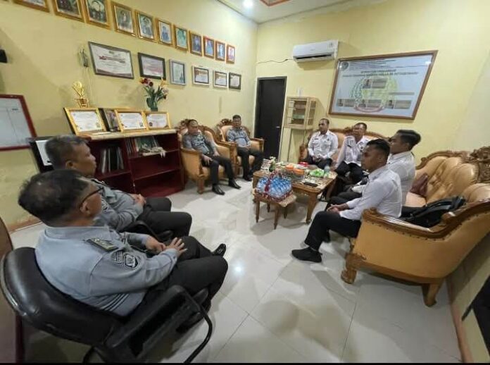 Tampak PJU Rutan saat menerima Tim Fasilitator Kanwil Sulut di ruang kerja Karutan Kotamobagu, 24 Juli 2024. (foto.Ilham/Rutan Kotamobagu)