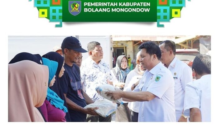 Wabup Bolmong, Dony Lumenta, saat menyerahkan bantuan kepada pedagang korban kebakaran Pasar Tradisional, Lolak, 30 Juli 2025. (foto.Ist/Diskominfo Bolmong)