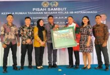 Haru Sertijab Karutan Kotamobagu, Aris ke Yuliyanta Sertijab Karutan Kotamobagu, Aris ke Yuliyanta, di acara pisah sambut, halaman utama Rutan Kotamobagu, 3 Oktober 2025. (foto.Ilham/Rutan Kotamobagu)