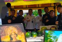Momen foto bersama Karutan Kotamobagu Aris Yuliyanta dan jajaran, saat memamerkan hasil Karya Senin serta Produk Pangan Warga Binaan Pemasyarakatan (WBP) Rutan Kotamobagu di Hari Bhakti Syukuran Kemenimipas, Rabu 19 November 2025. (foto.Ist/Rutan Kotamobagu)