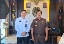 Momen foto bersama Karutan Kotamobagu Aris Yuliyanta (kiri) dan Kepala Kejaksaan Negeri Kotamobagu. (foto.Ilham/Rutan Kotamobagu)