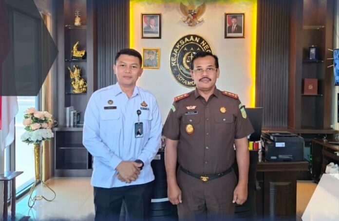 Karutan Silaturahmi Kejari Kotamobagu Momen foto bersama Karutan Kotamobagu Aris Yuliyanta (kiri) dan Kepala Kejaksaan Negeri Kotamobagu. (foto.Ilham/Rutan Kotamobagu)