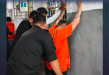 Tampak petugas jaga Rutan Kotamobagu saat melakukan pemeriksaan kepada salah satu warga binaan di blok hunian Rutan. (foto. ist.Rutan Kotamobagu)