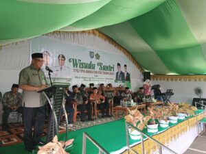 Sambutan Pemerintah Daerah, melalui Sekda Bolmong, Abdullah Mokoginta, di acara Wisuda Santri, Lolak, 13 November 2025.(foto.Ist/Diskominfo Bolmong)